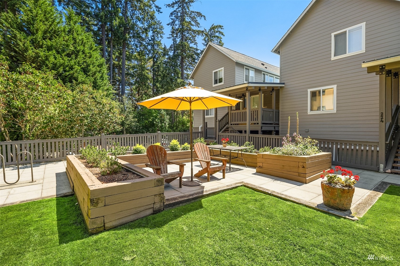 Property Photo: 284 Madrona Way NE 212 WA 98110