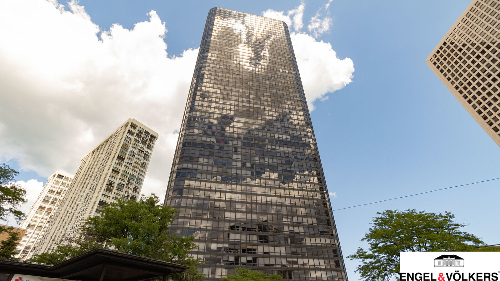 Property Photo: 5415 N Sheridan Road 307 IL 60640