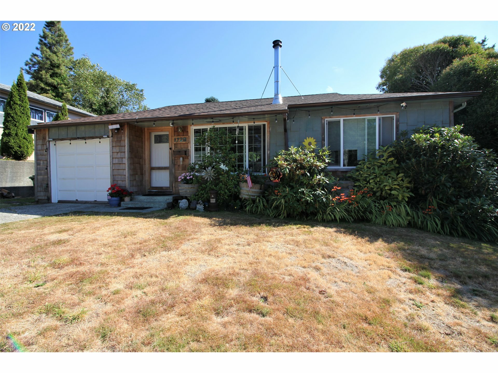 Property Photo:  1729 Cottonwood Ave  OR 97420 