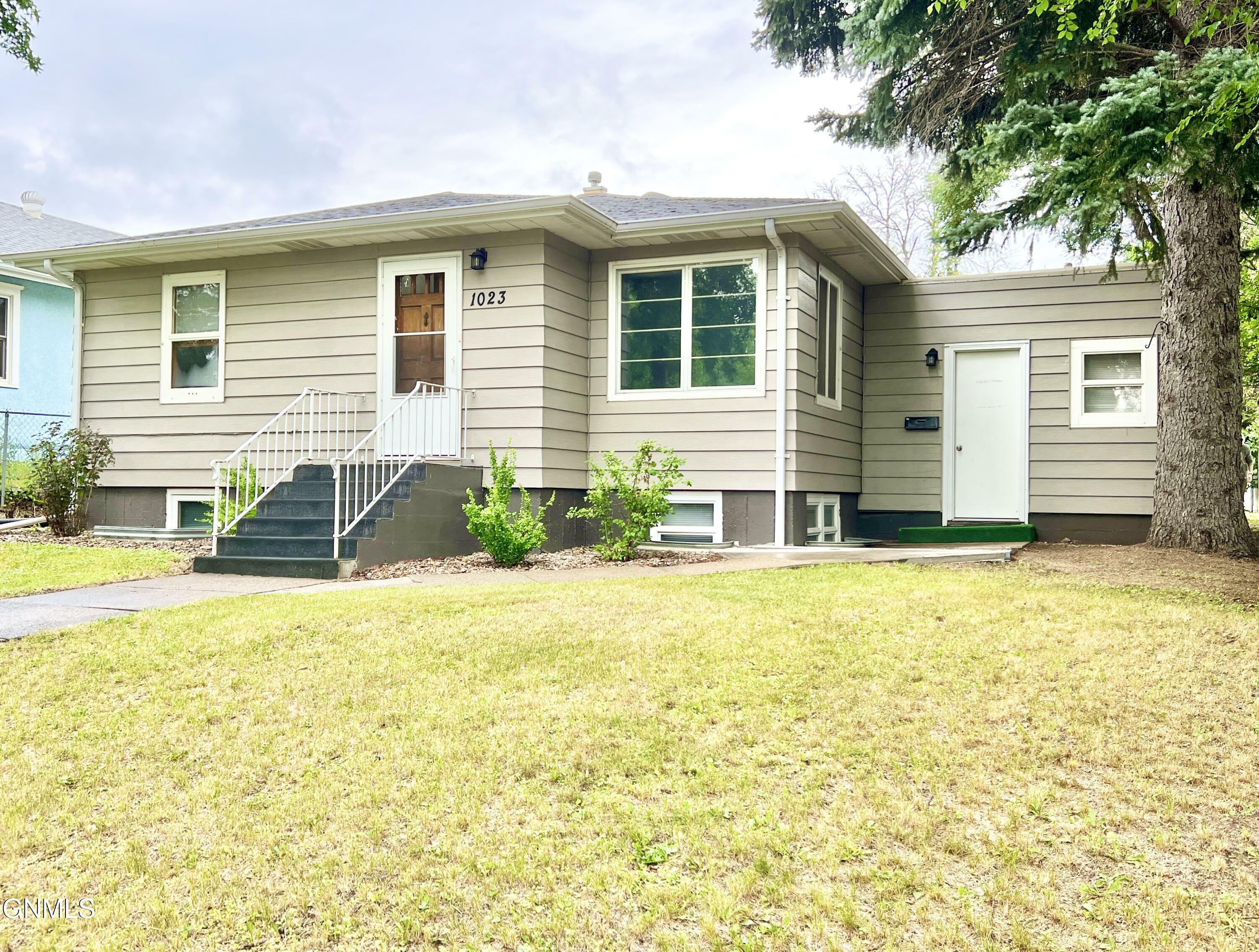 Property Photo:  1023 7 Street N  ND 58501 