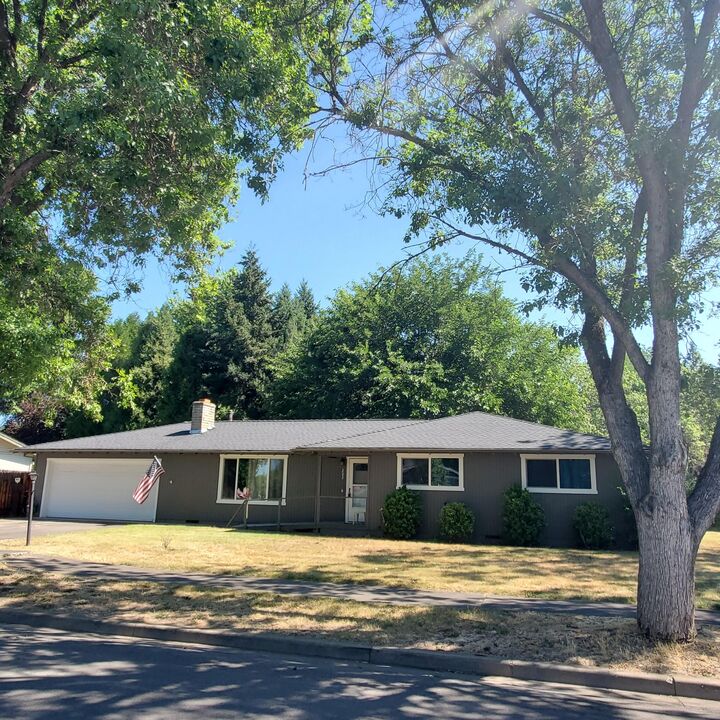 202 Teakwood Drive  Eagle Point OR 97524 photo