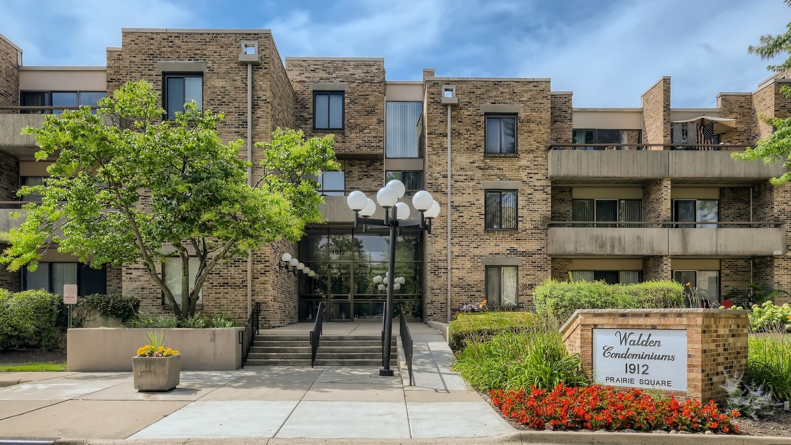 Property Photo: 1912 Prairie Square 30A IL 60173