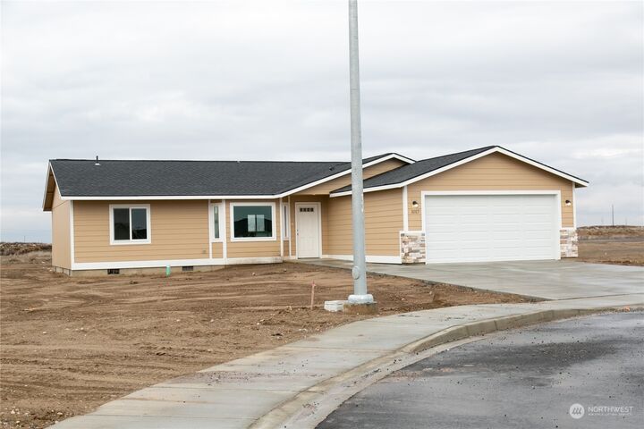 Property Photo:  1017 E Cascade Street  WA 99344 