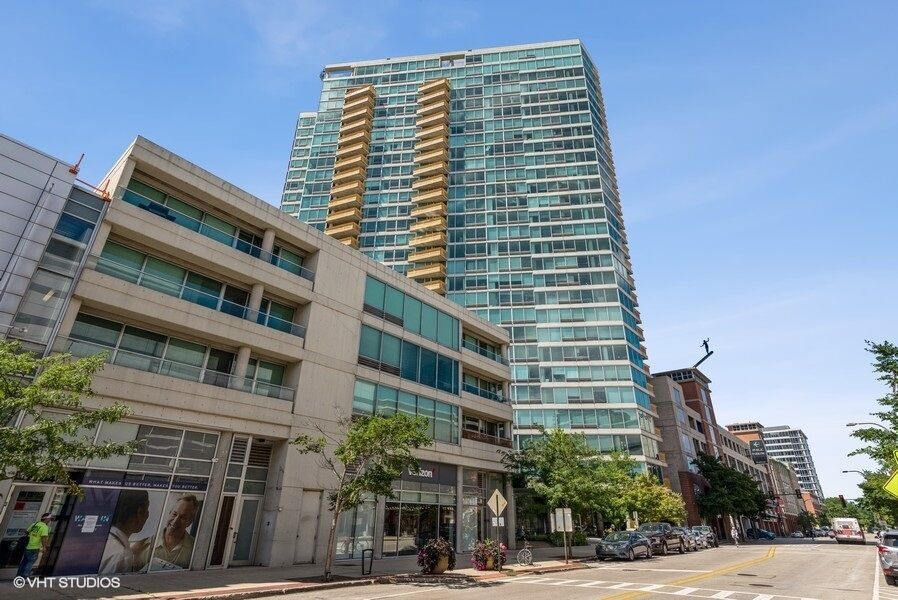 Property Photo:  1720 Maple Avenue 630  IL 60201 