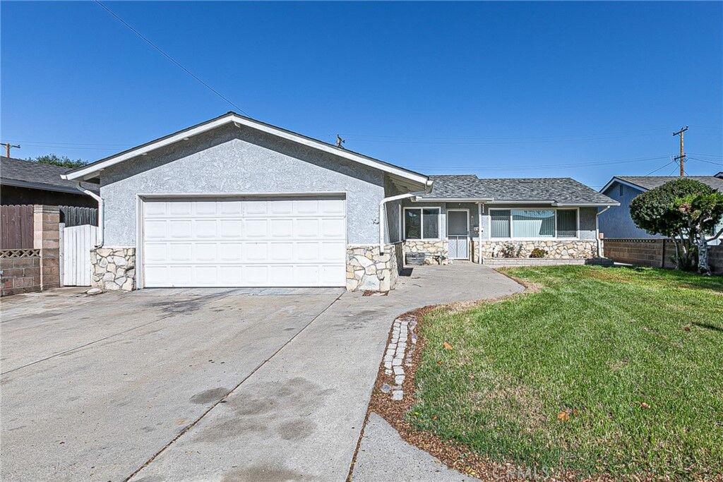 Property Photo: 1121 E Oak Avenue CA 93436