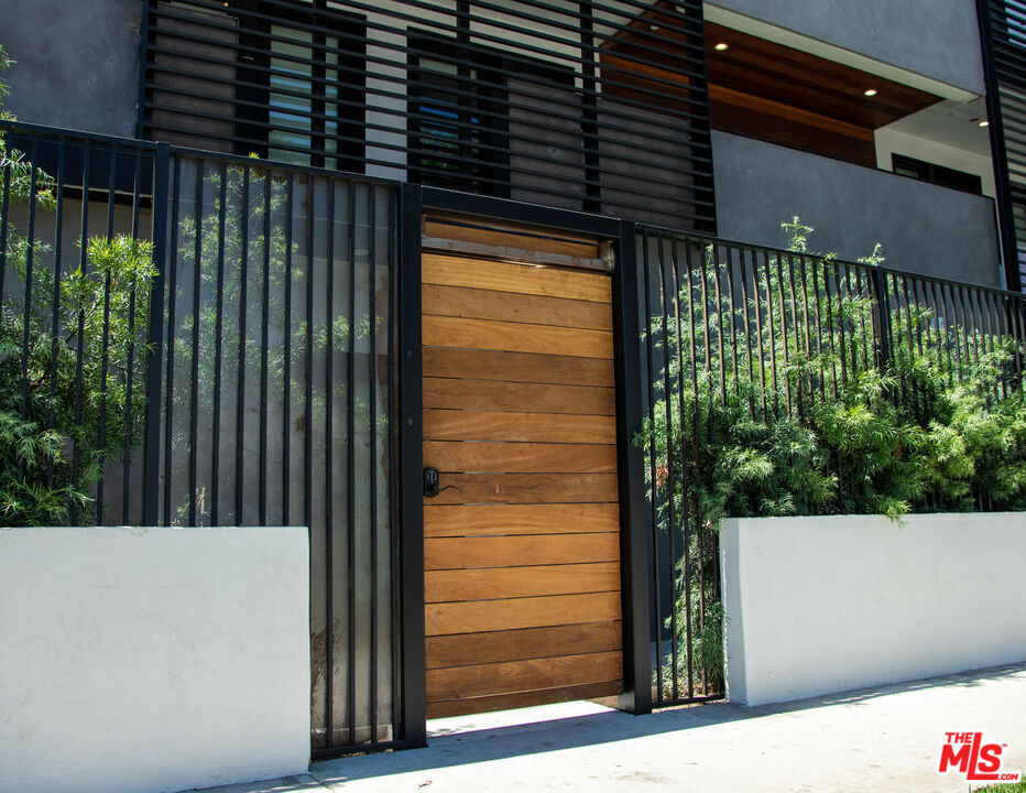 Property Photo:  6201  La Mirada Ave 1  CA 90038 