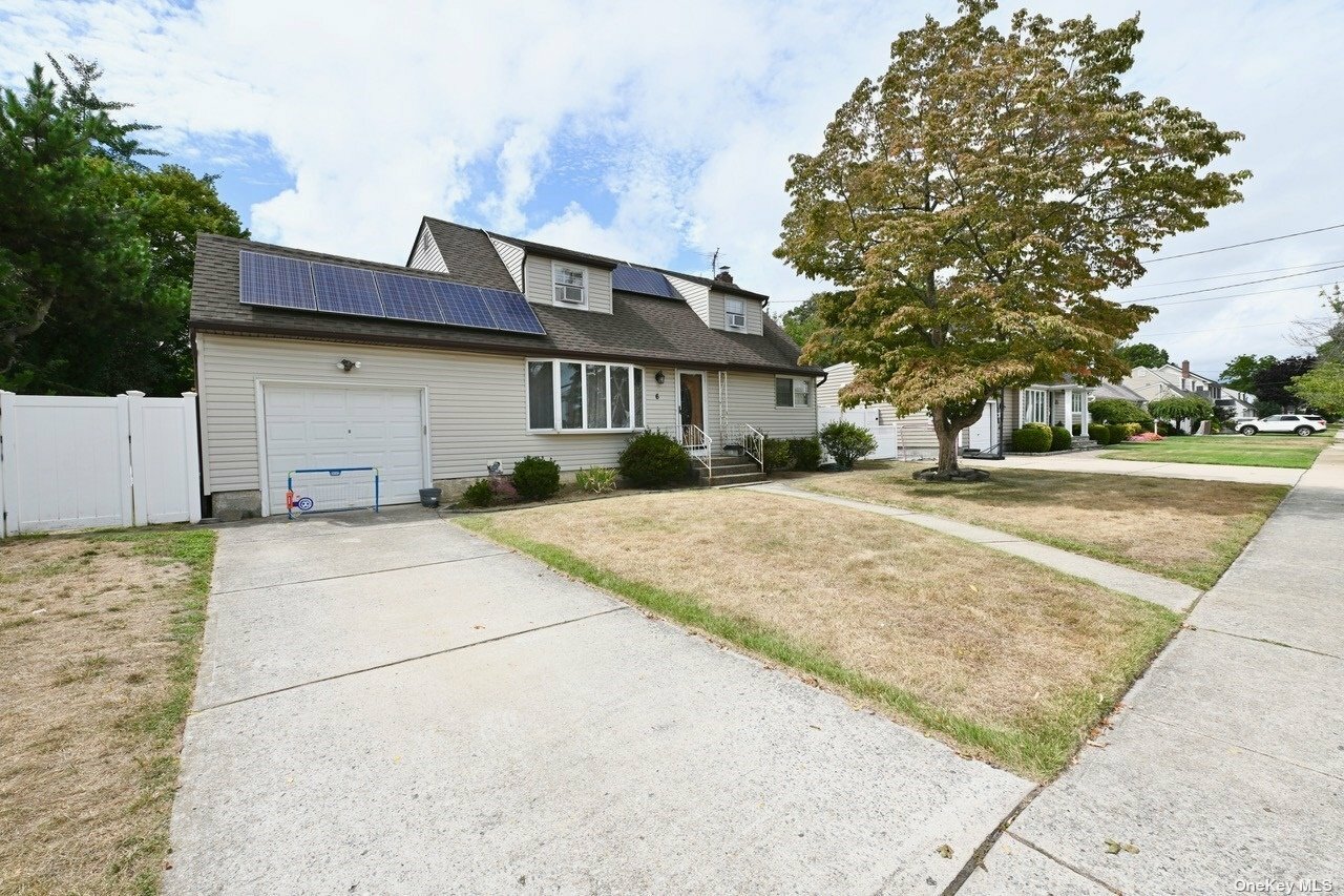 Property Photo:  6 Surrey Lane  NY 11762 