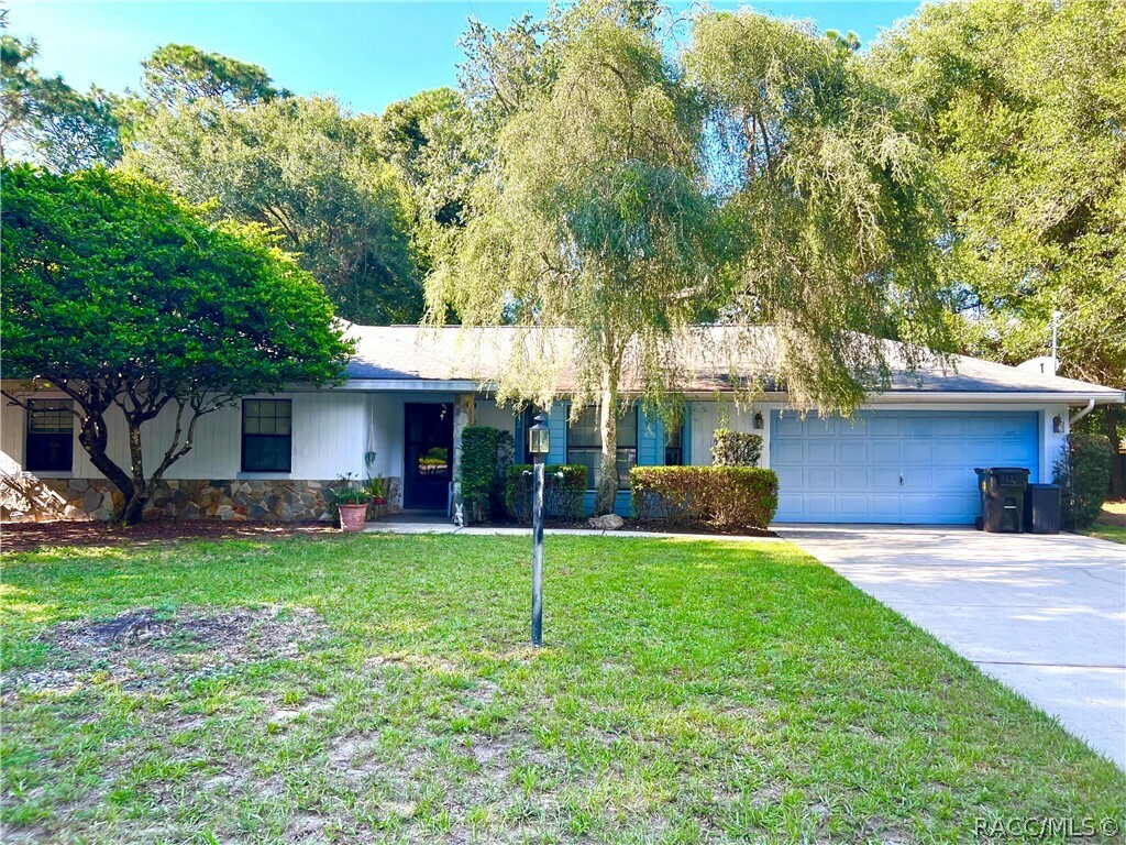 Property Photo:  6033 E Loring Lane  FL 34452 