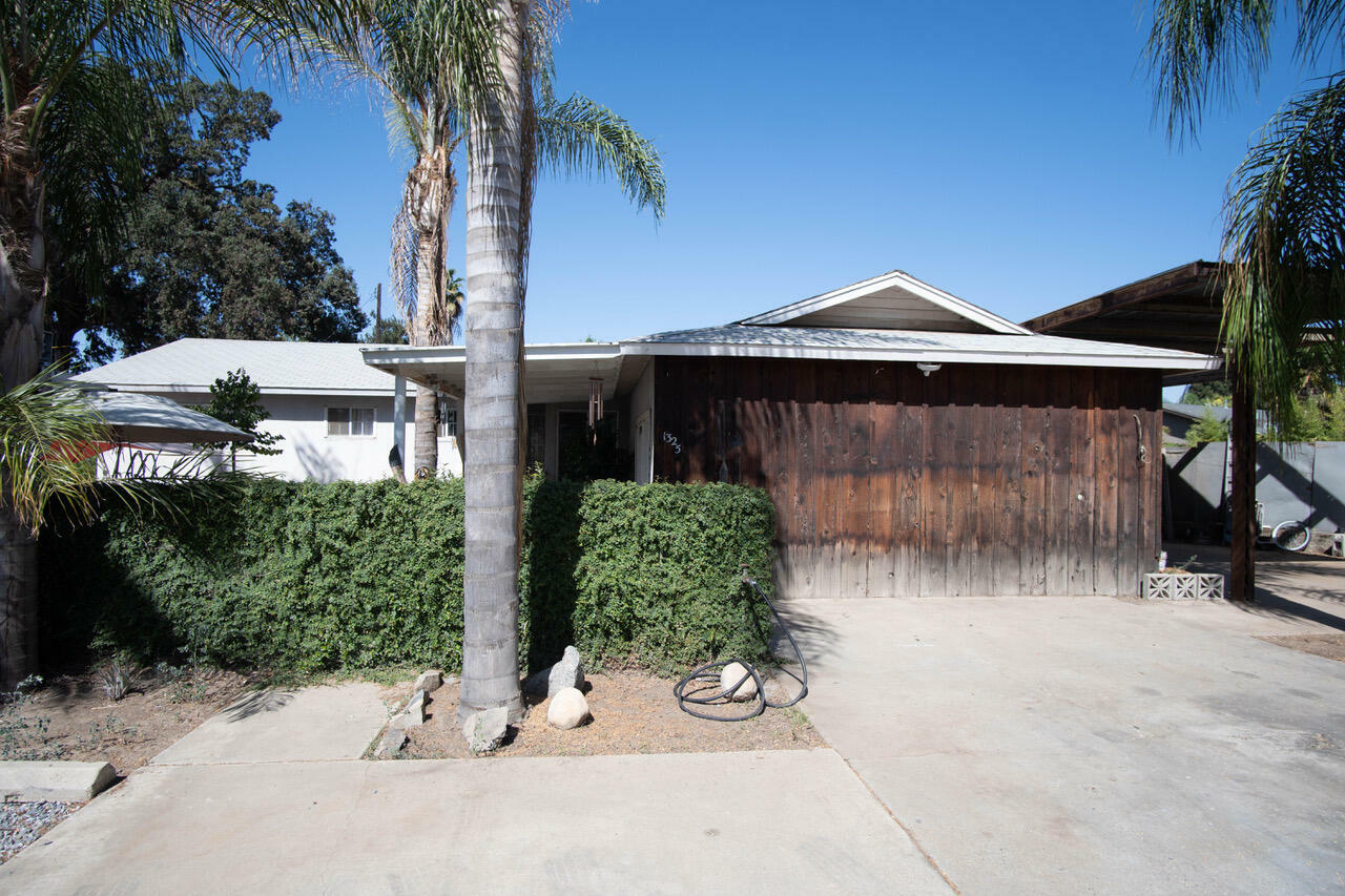 Property Photo:  1325 N Linnell Avenue  CA 93223 