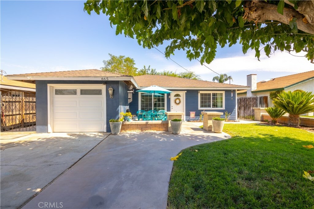 Property Photo:  665 E Old 2nd Street  CA 92583 