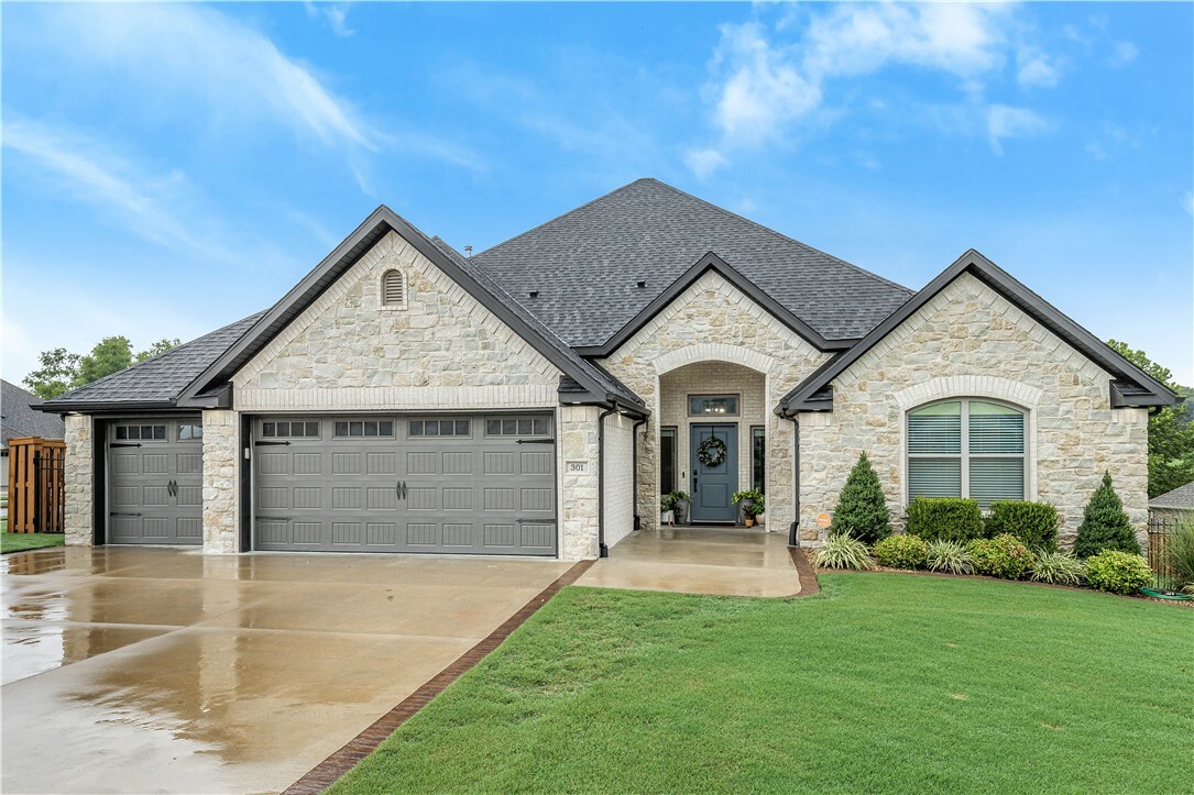 Property Photo:  301 NW Sheridan Lane  AR 72712 