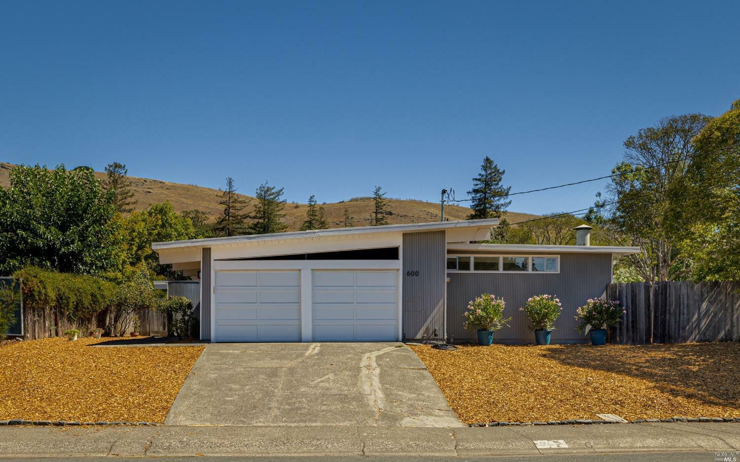 Property Photo:  600 Woodbine Drive  CA 94903 