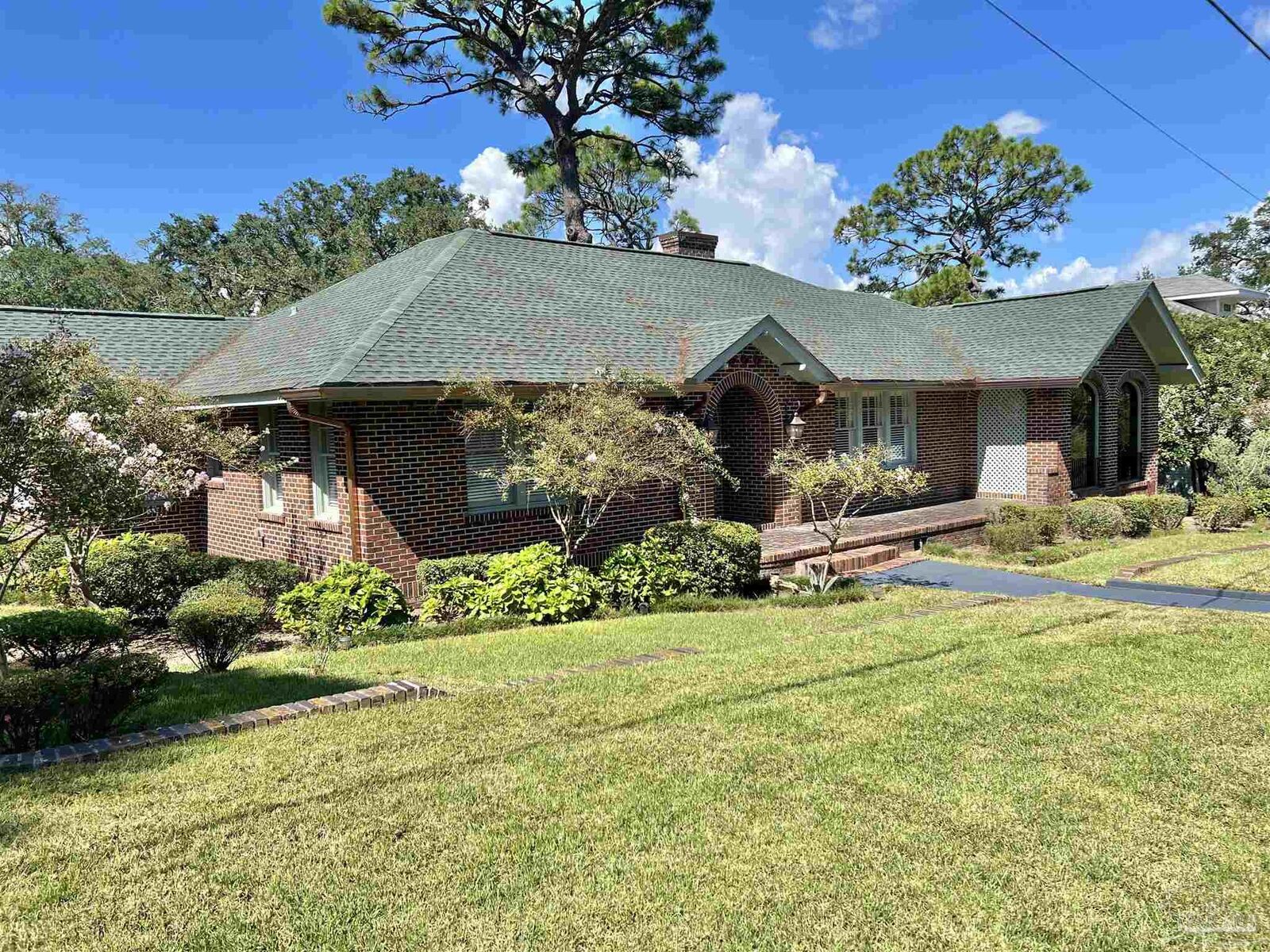 Property Photo: 2200 E Lakeview Ave FL 32503