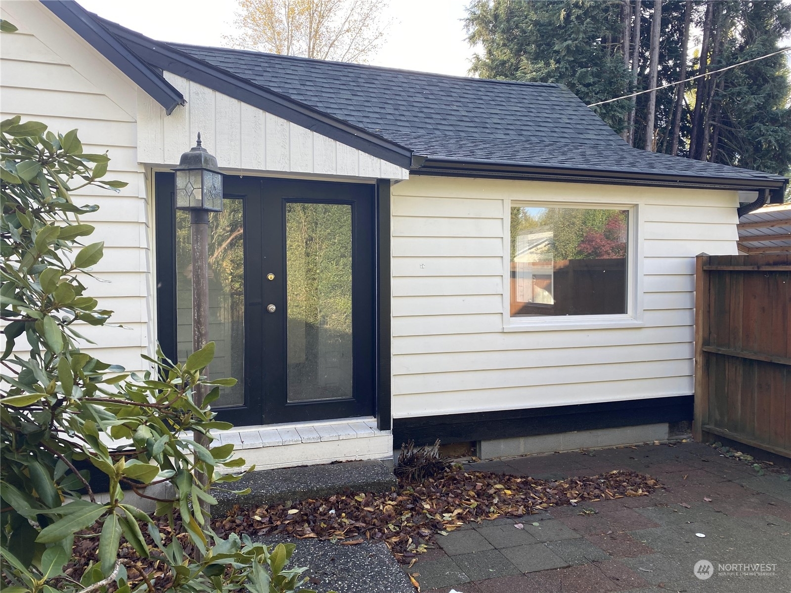 Property Photo:  2620 E Connecticut Street  WA 98226 