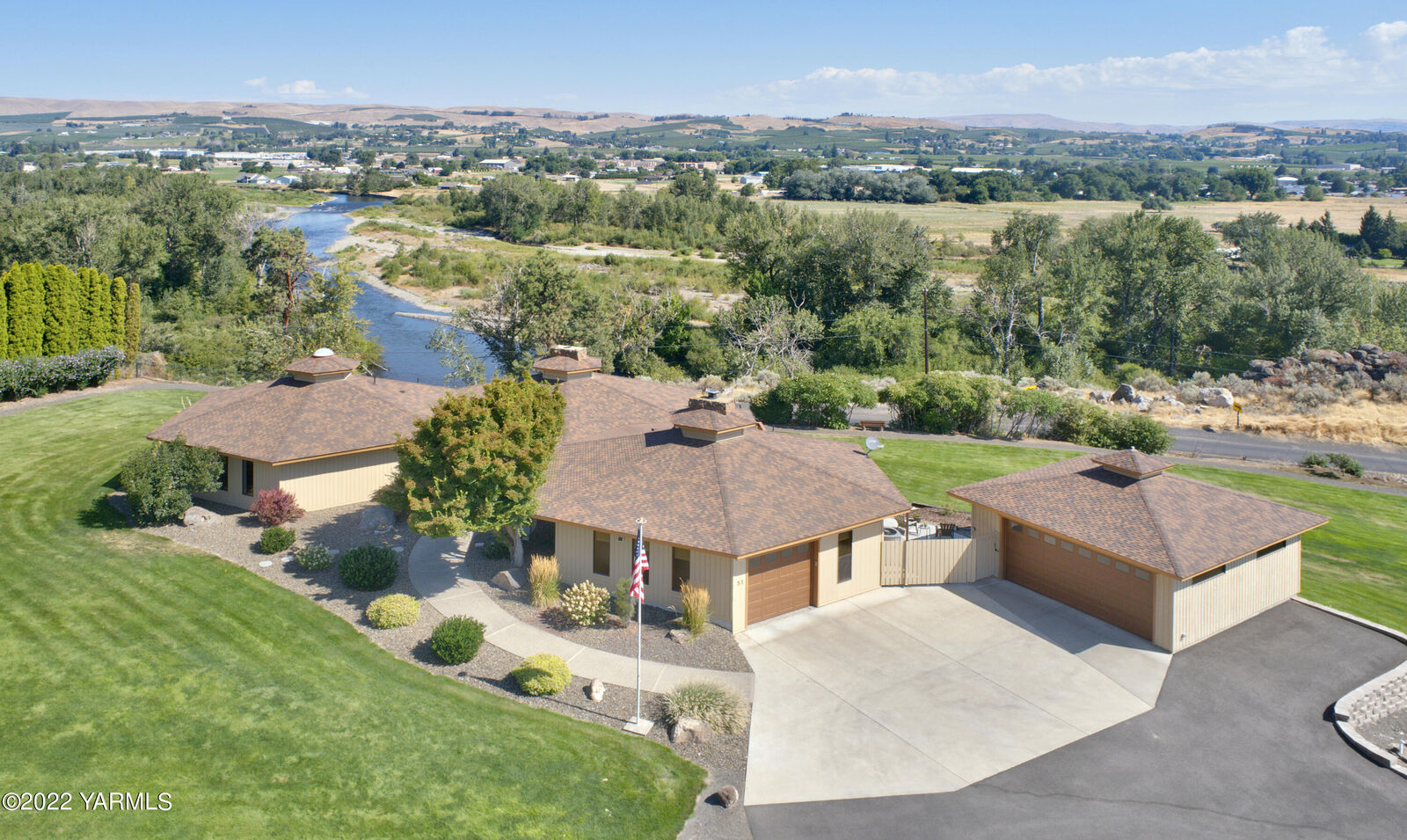Property Photo:  51 Young Grade Rd  WA 98908 