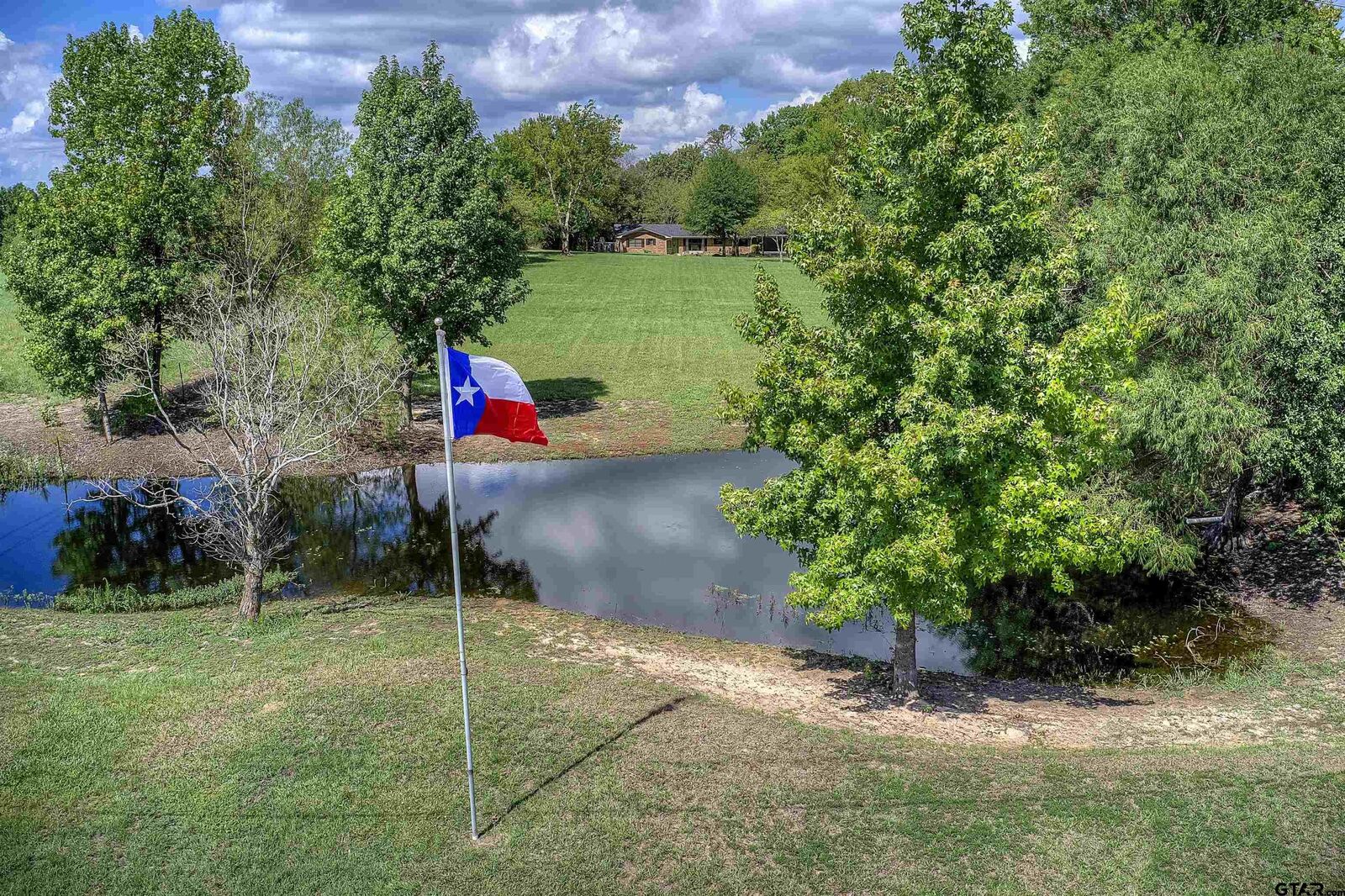 Property Photo: 1006 S Walnut St TX 75494