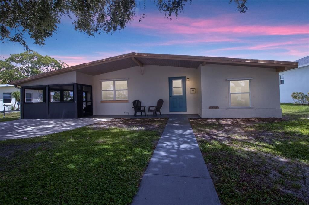 Property Photo:  815 Palmetto Drive NE  FL 33952