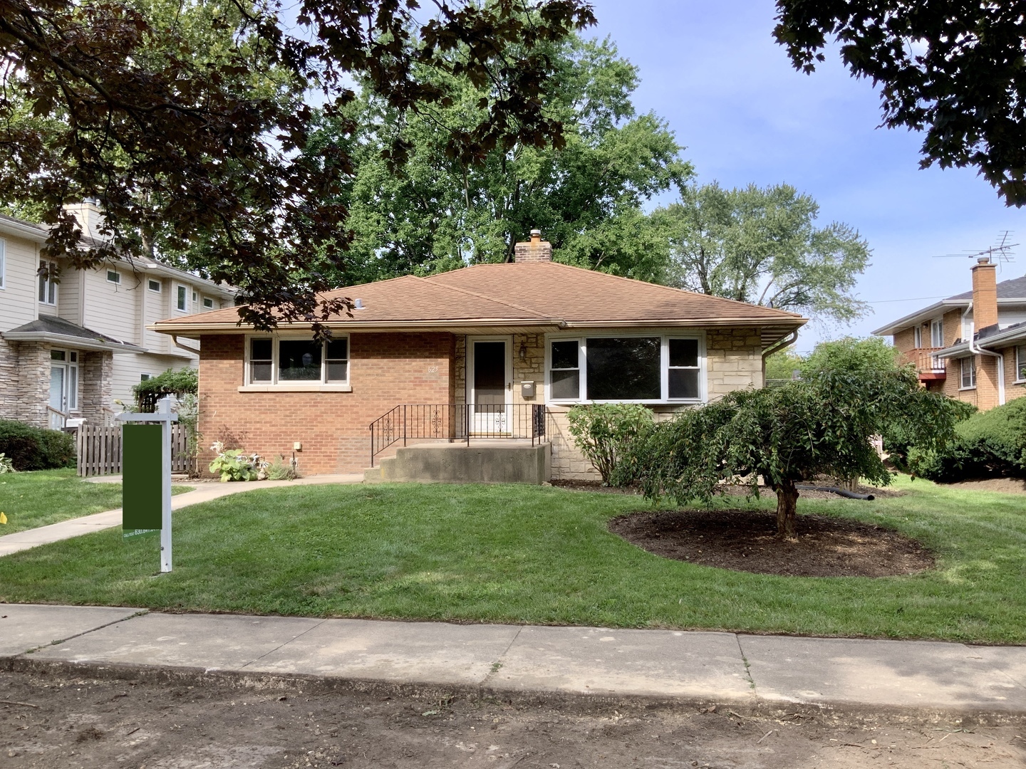 Property Photo:  625 N Brainard Street  IL 60563 