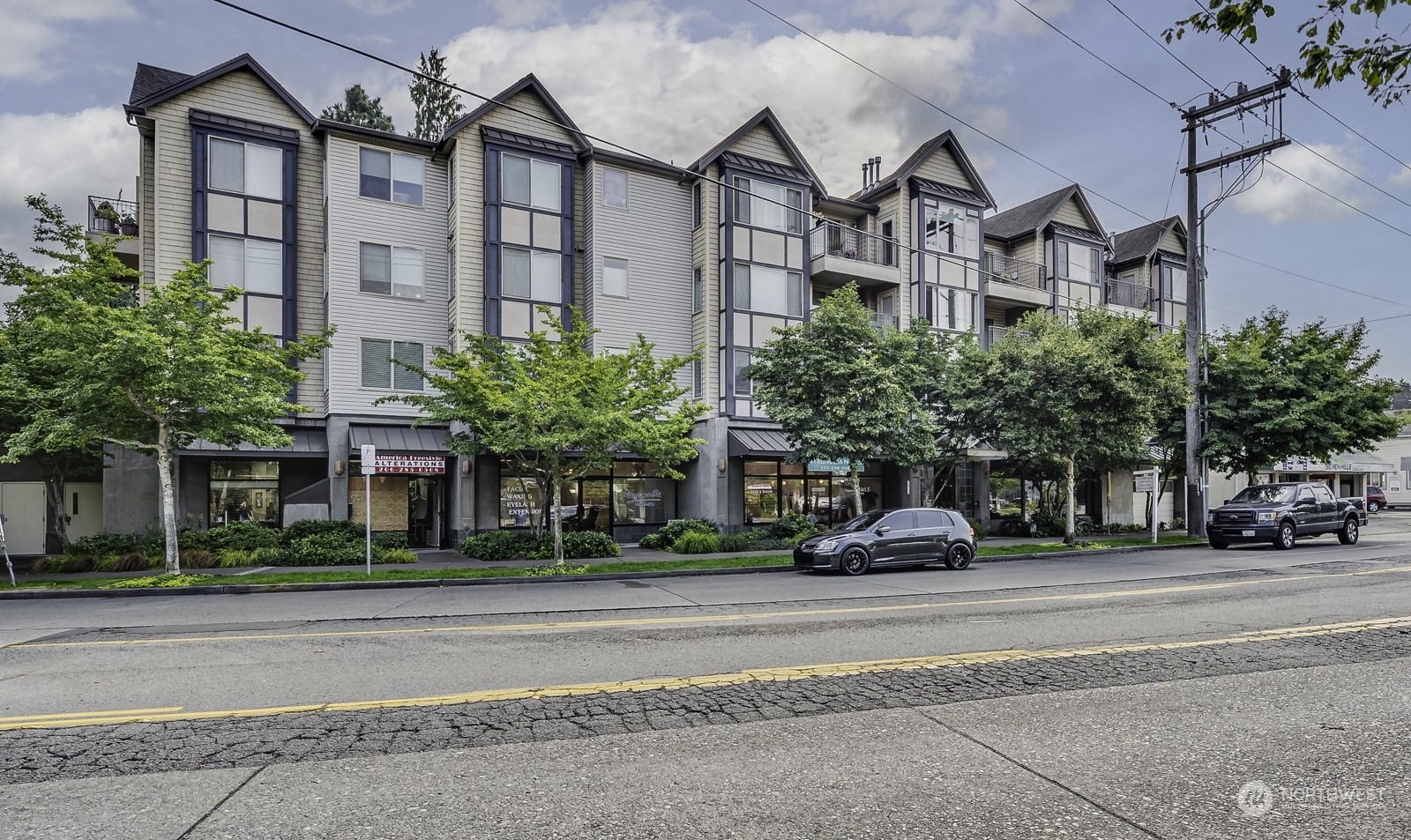 Property Photo:  3121 W Government Way 405  WA 98199 