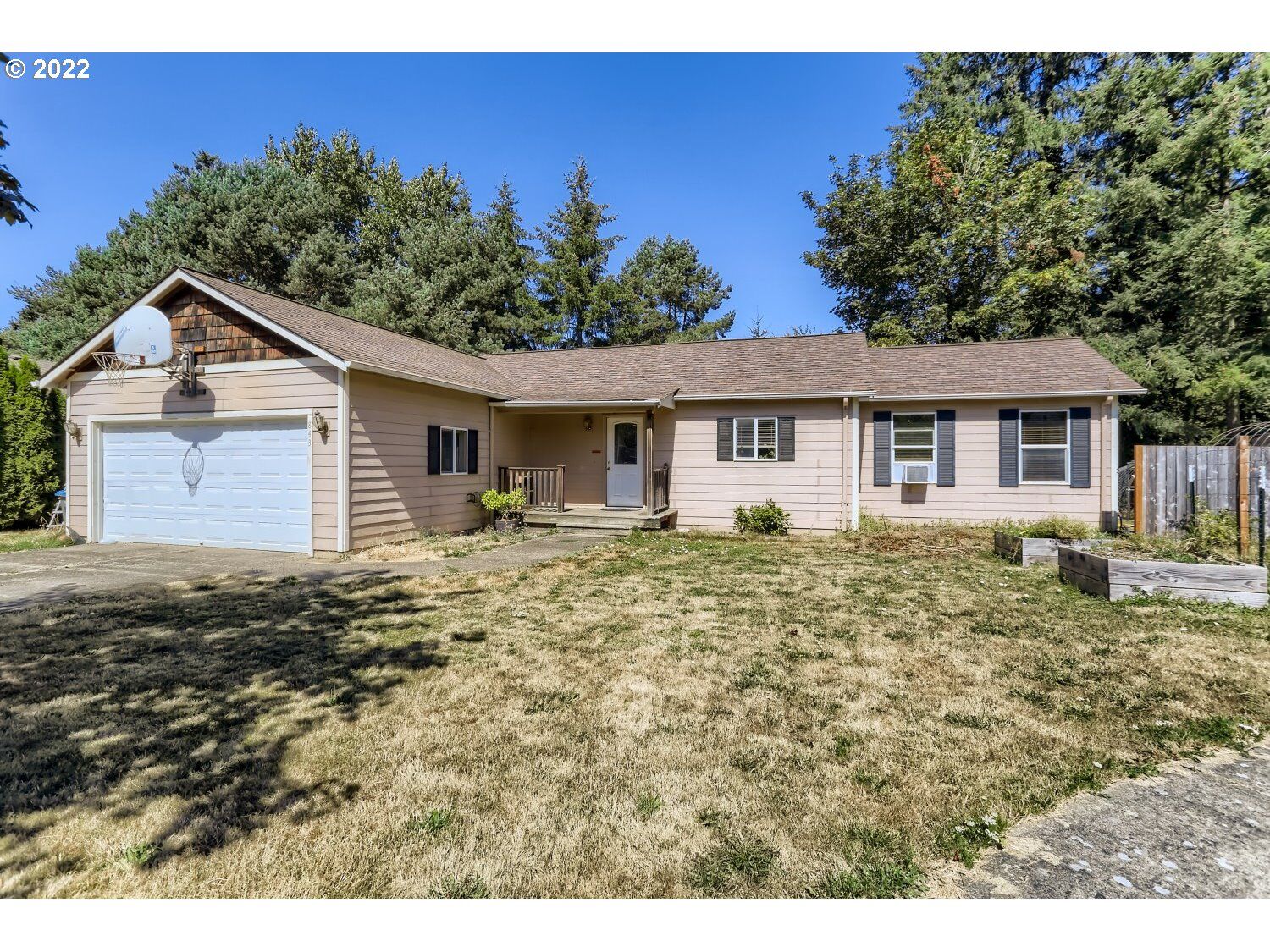 Property Photo:  843 SE Roberts Ct  OR 97128 