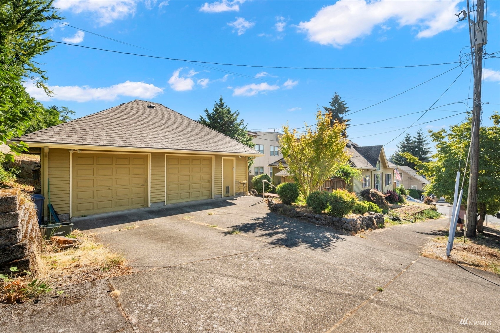 Property Photo:  605 NE 6th Avenue  WA 98607 