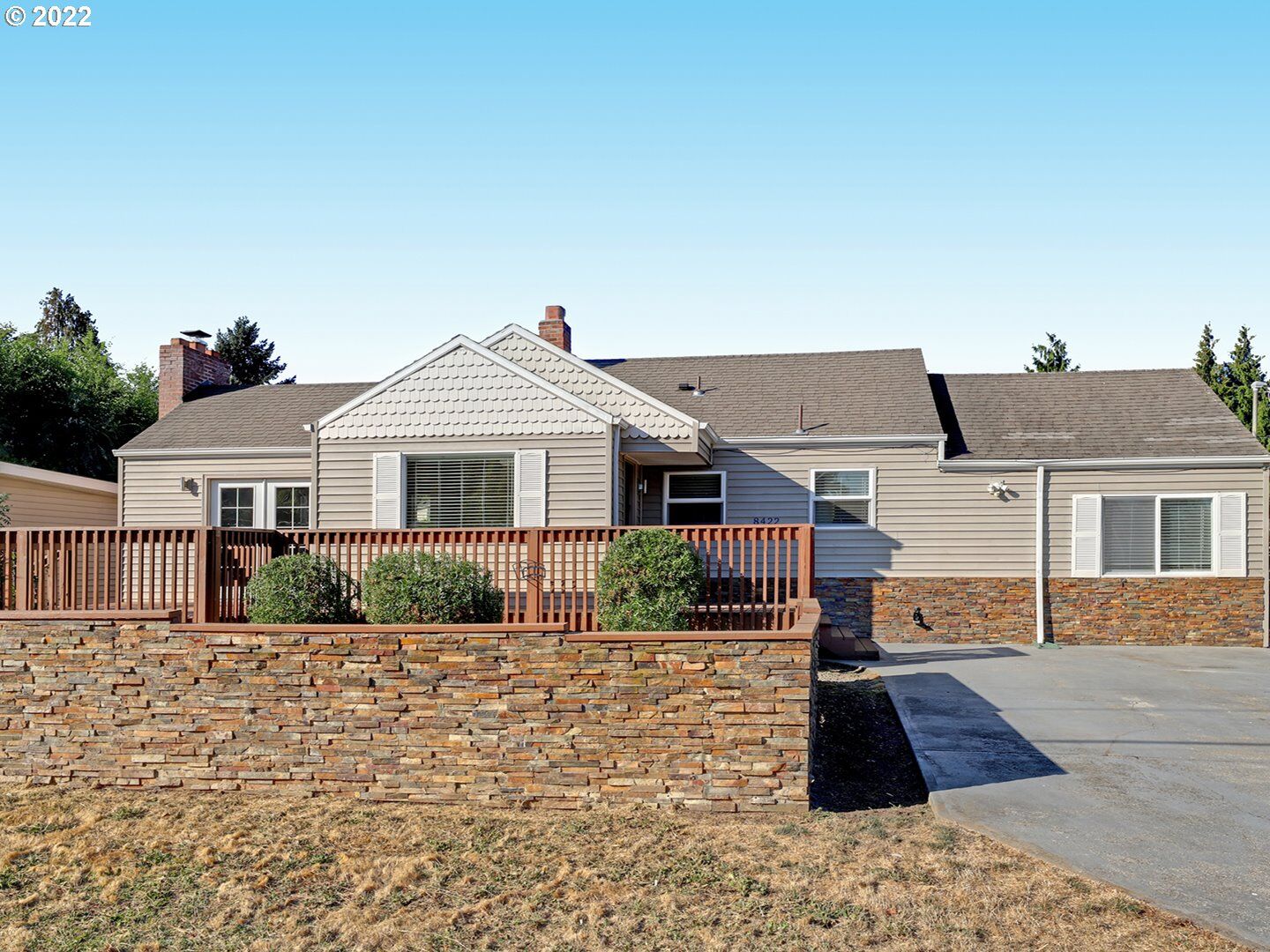 Property Photo: 8422 N Seneca St OR 97203