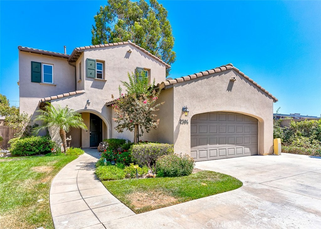 Property Photo:  2304 W Canopy Lane 1  CA 92801 