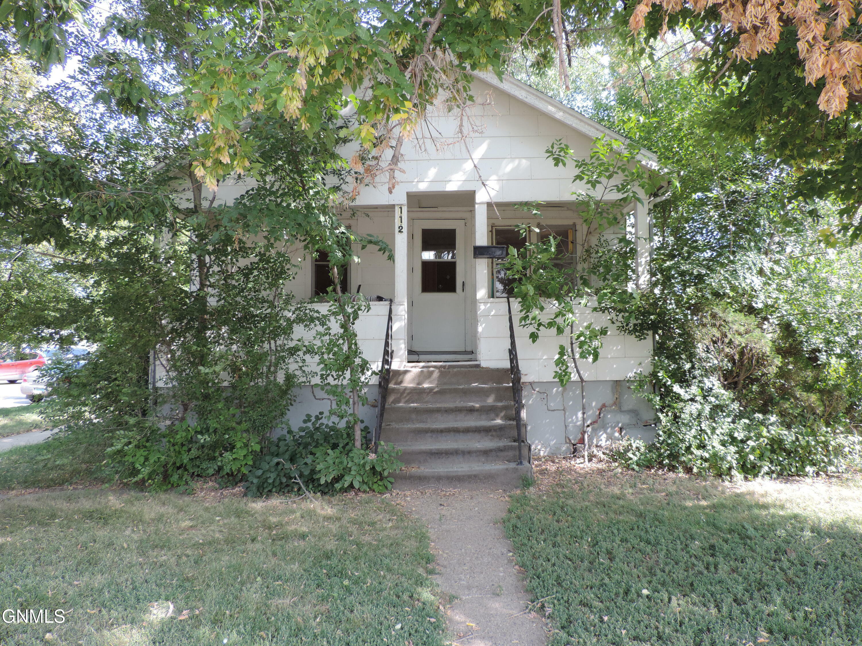 Property Photo:  112 6th Avenue NE  ND 58554 