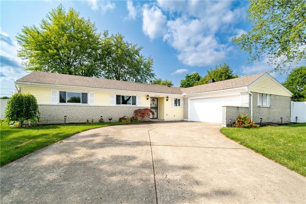 Property Photo: 4503 Penhurst Place OH 45424