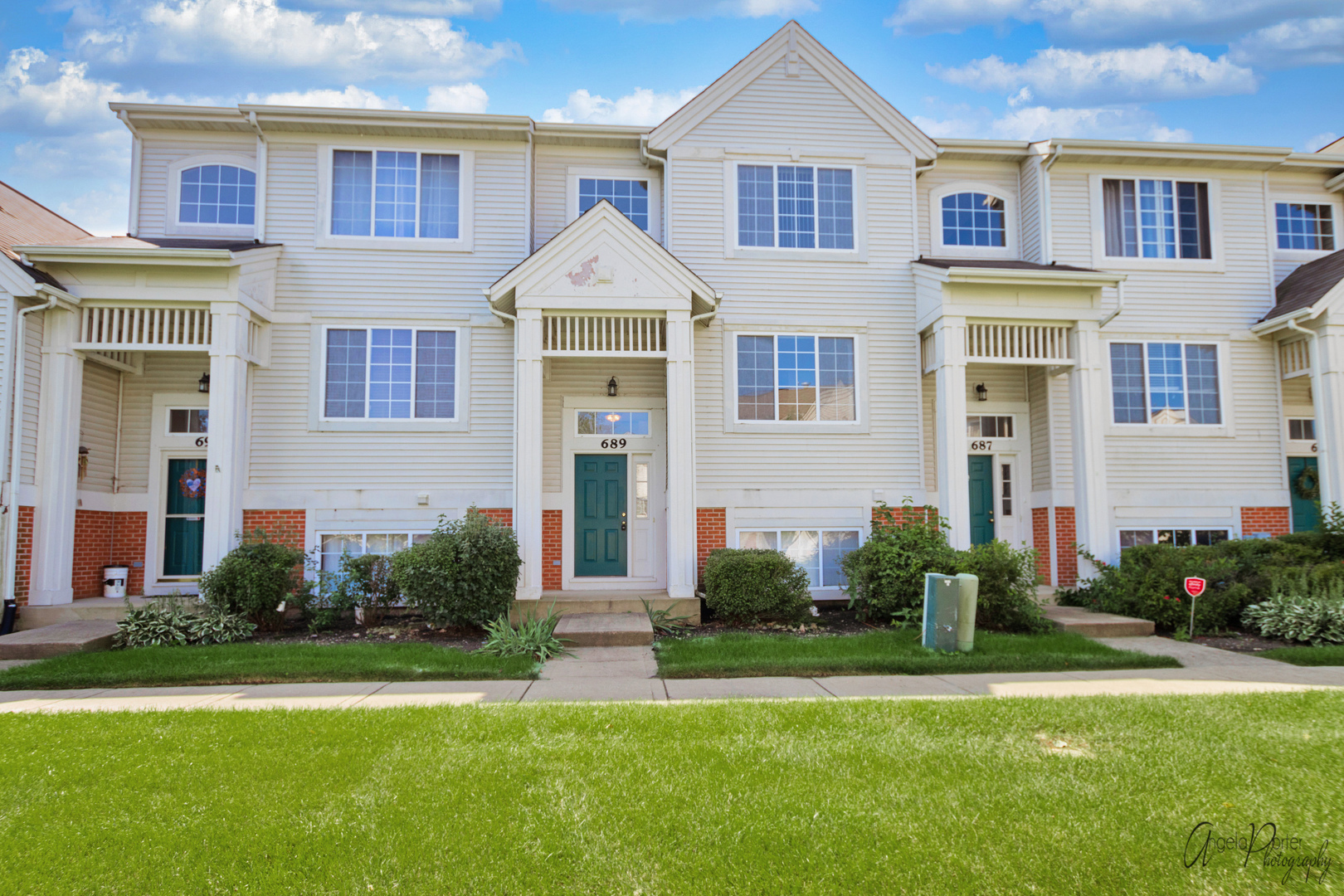 Property Photo: 689 S Parkside Drive IL 60073
