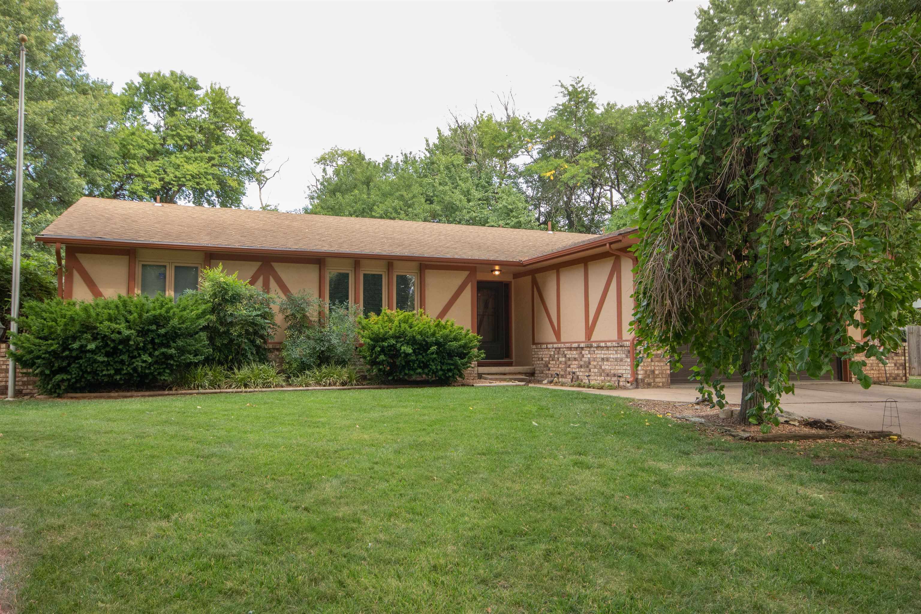 Property Photo:  1106 E Oakwood Ct  KS 67037 