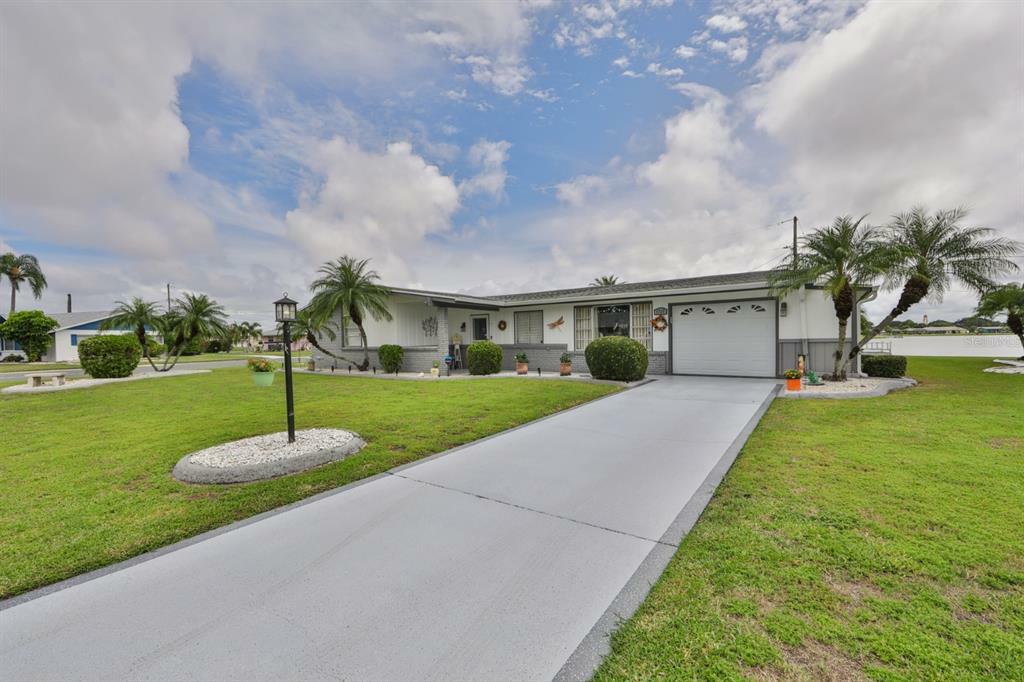 Property Photo:  1716 Danbury Drive  FL 33573 