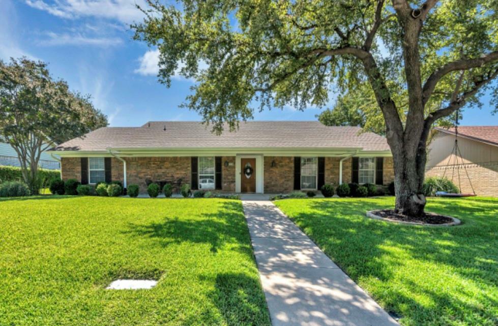 Property Photo: 1624 Woodcrest Lane TX 75006