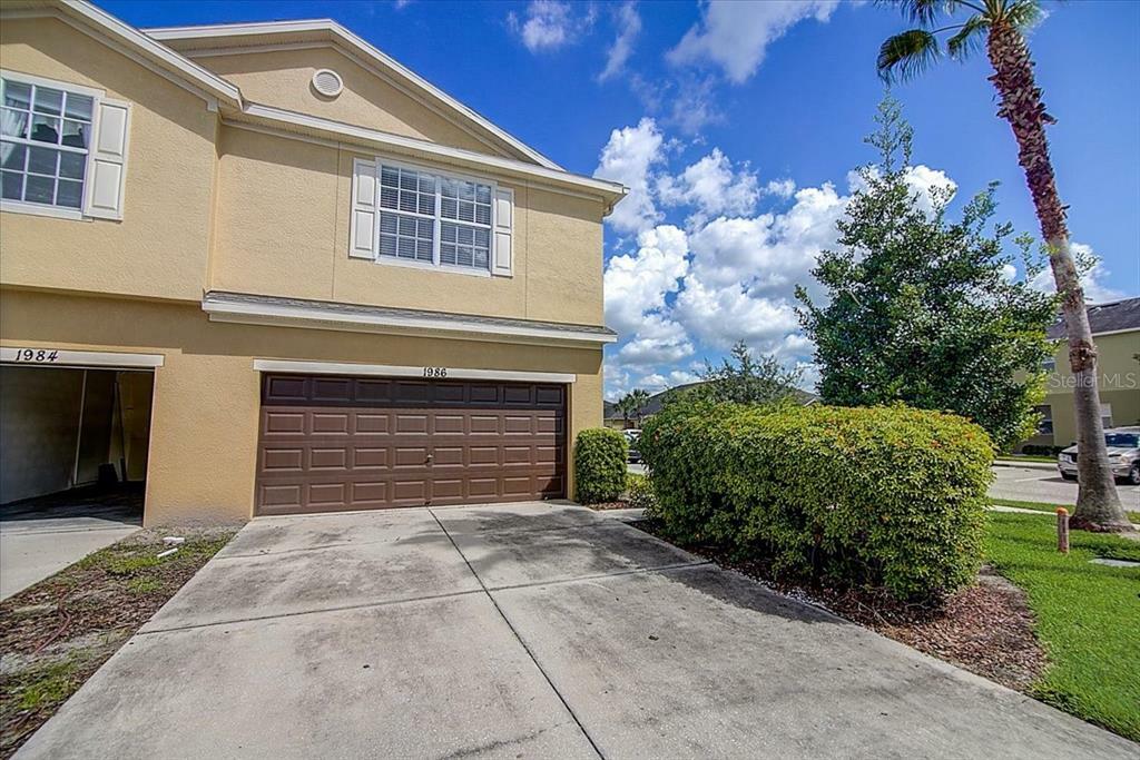 Property Photo:  1986 Hawks View Drive  FL 33570 