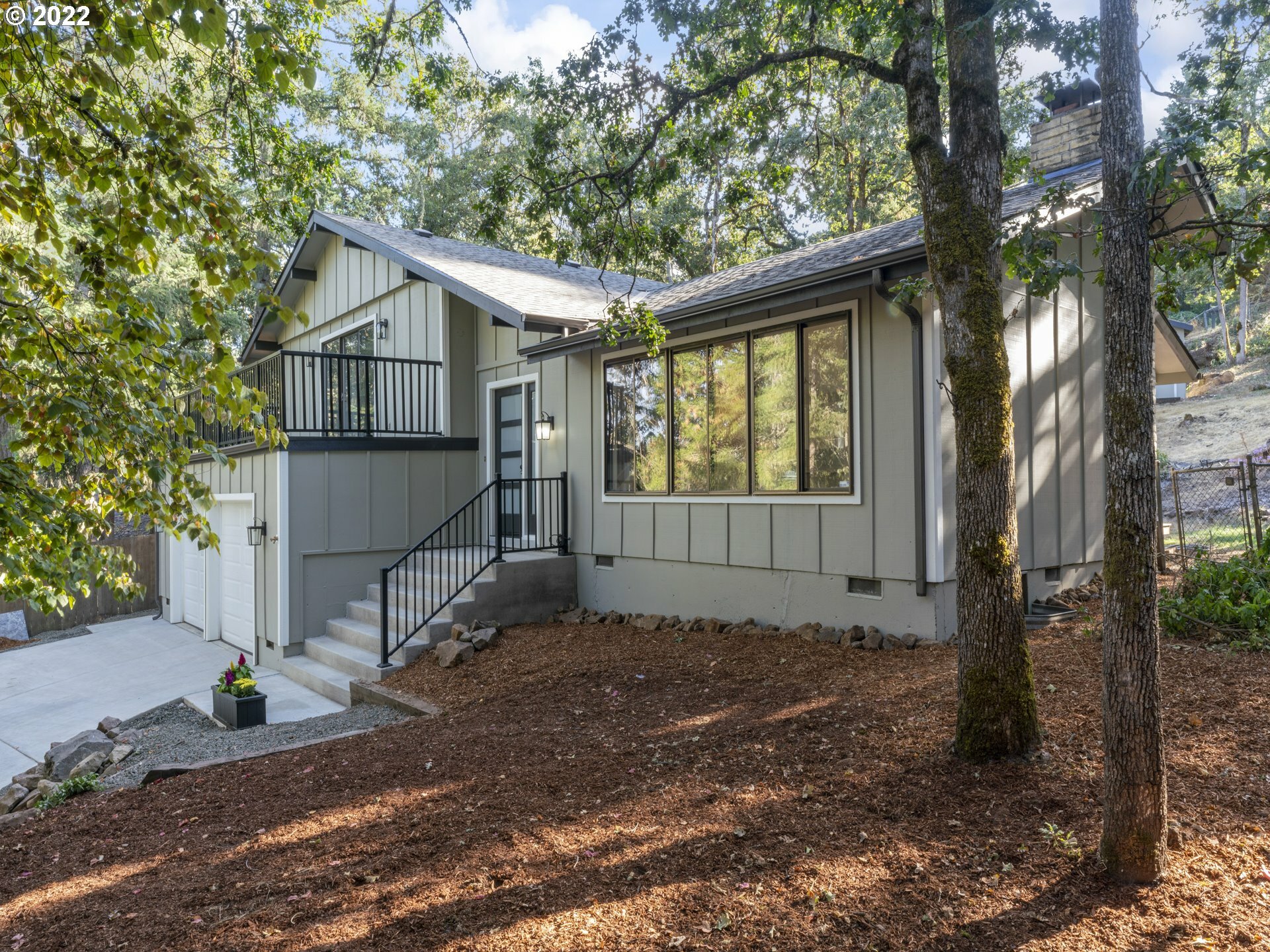Property Photo:  1652 W 28th Pl  OR 97405 