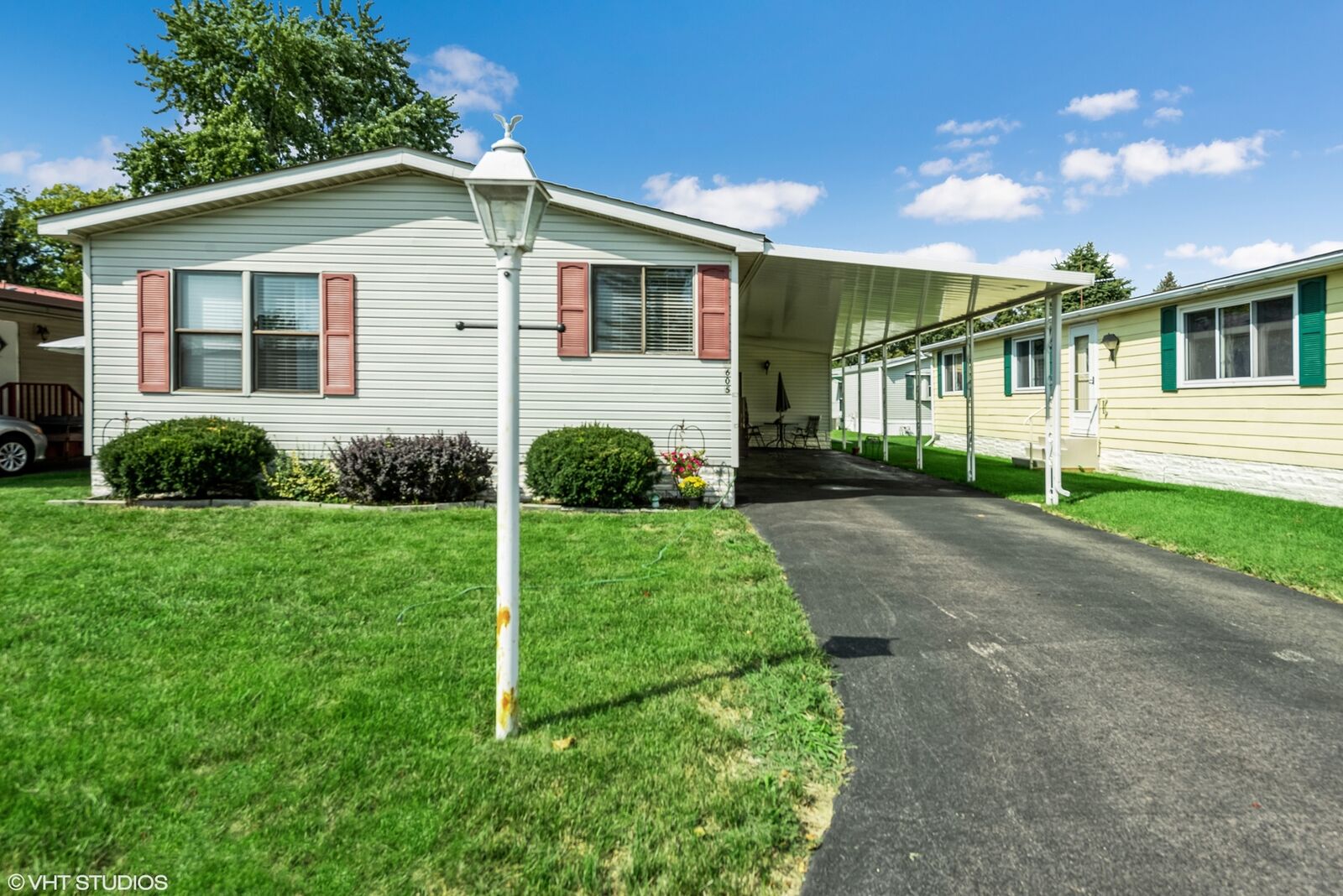 Property Photo: 605 Hillcrest Lane IL 60014