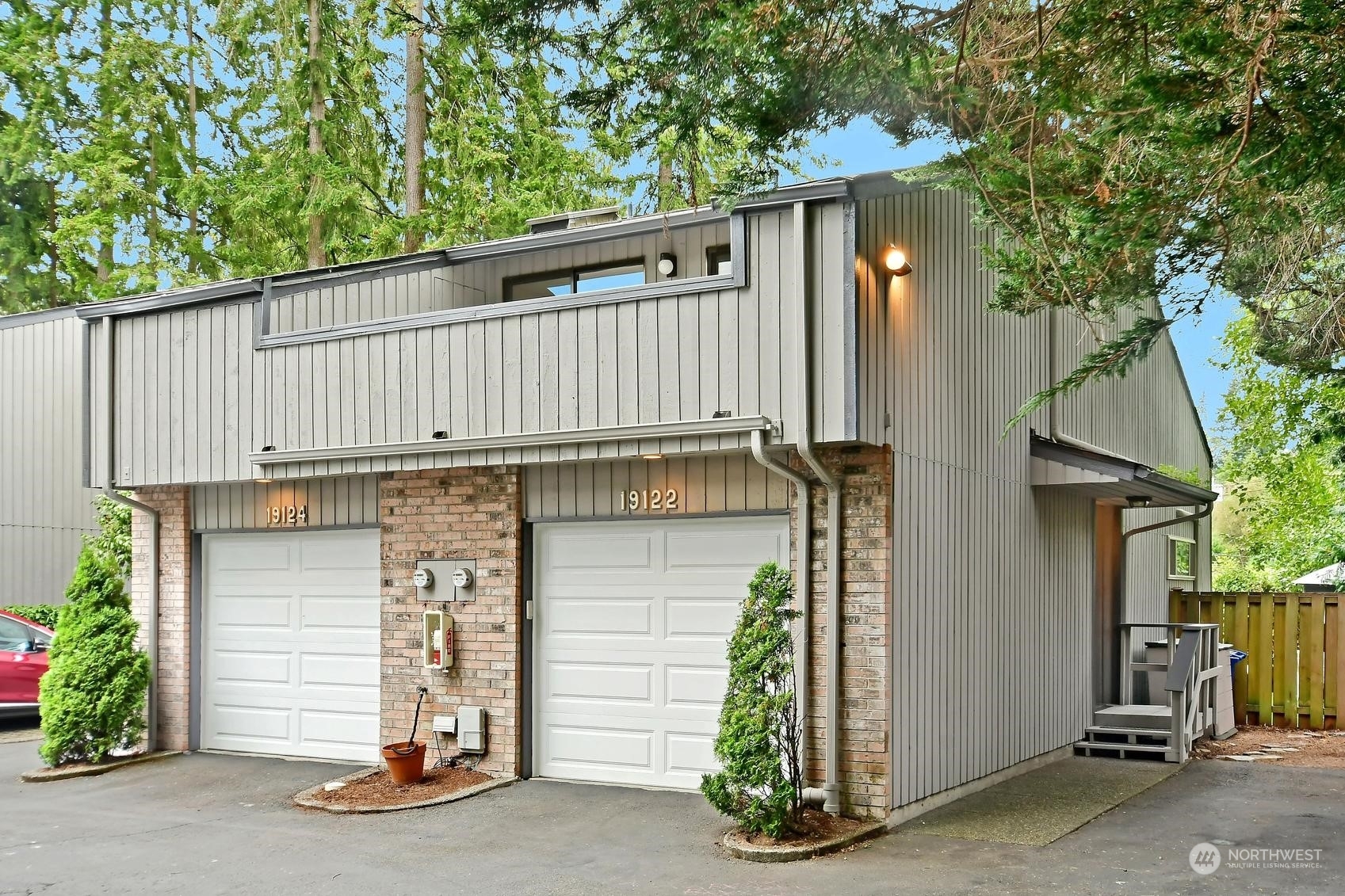 Property Photo:  19122 Ballinger Way NE 122  WA 98155 