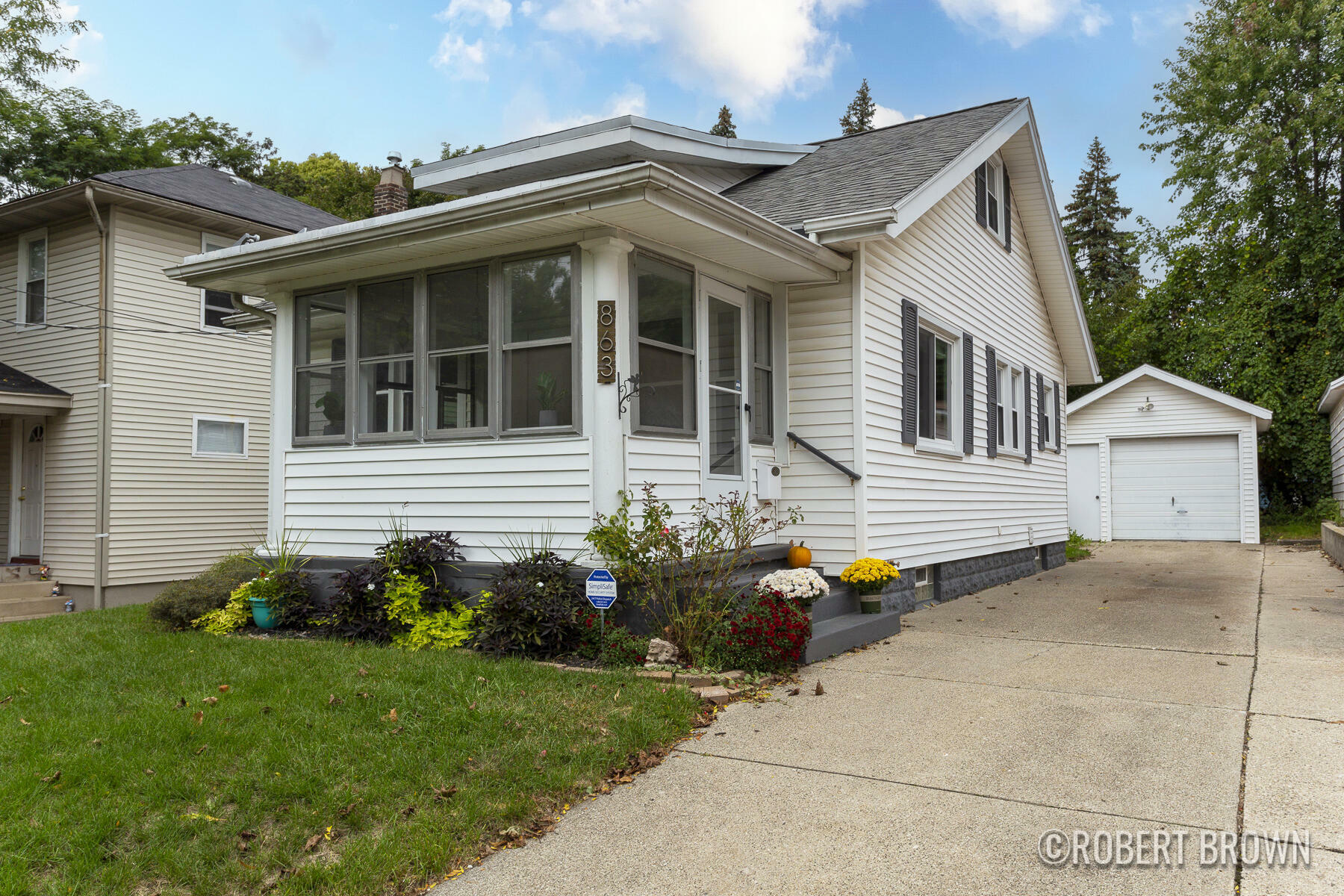 Property Photo:  863 Ardmore Street SE  MI 49507 