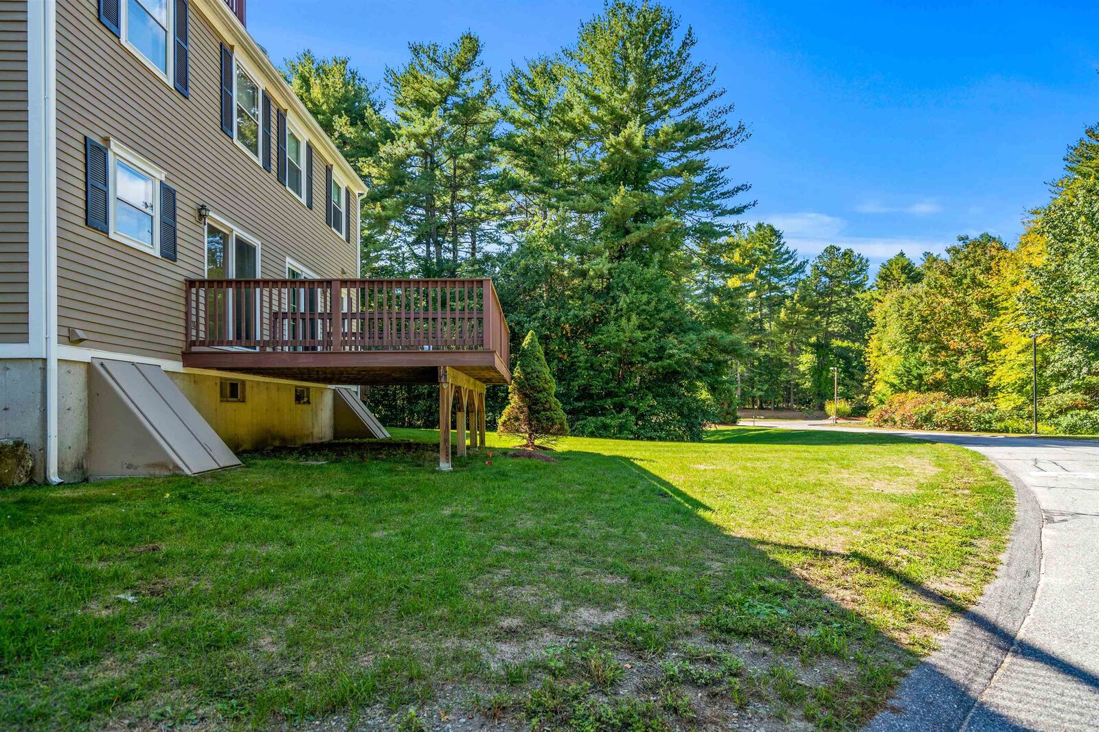 Property Photo:  64 Cadogan Way  NH 03062 