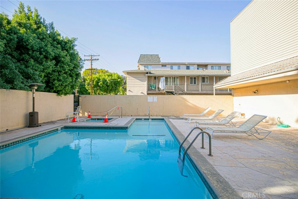 Property Photo:  1236 N Columbus Avenue 37  CA 91202 