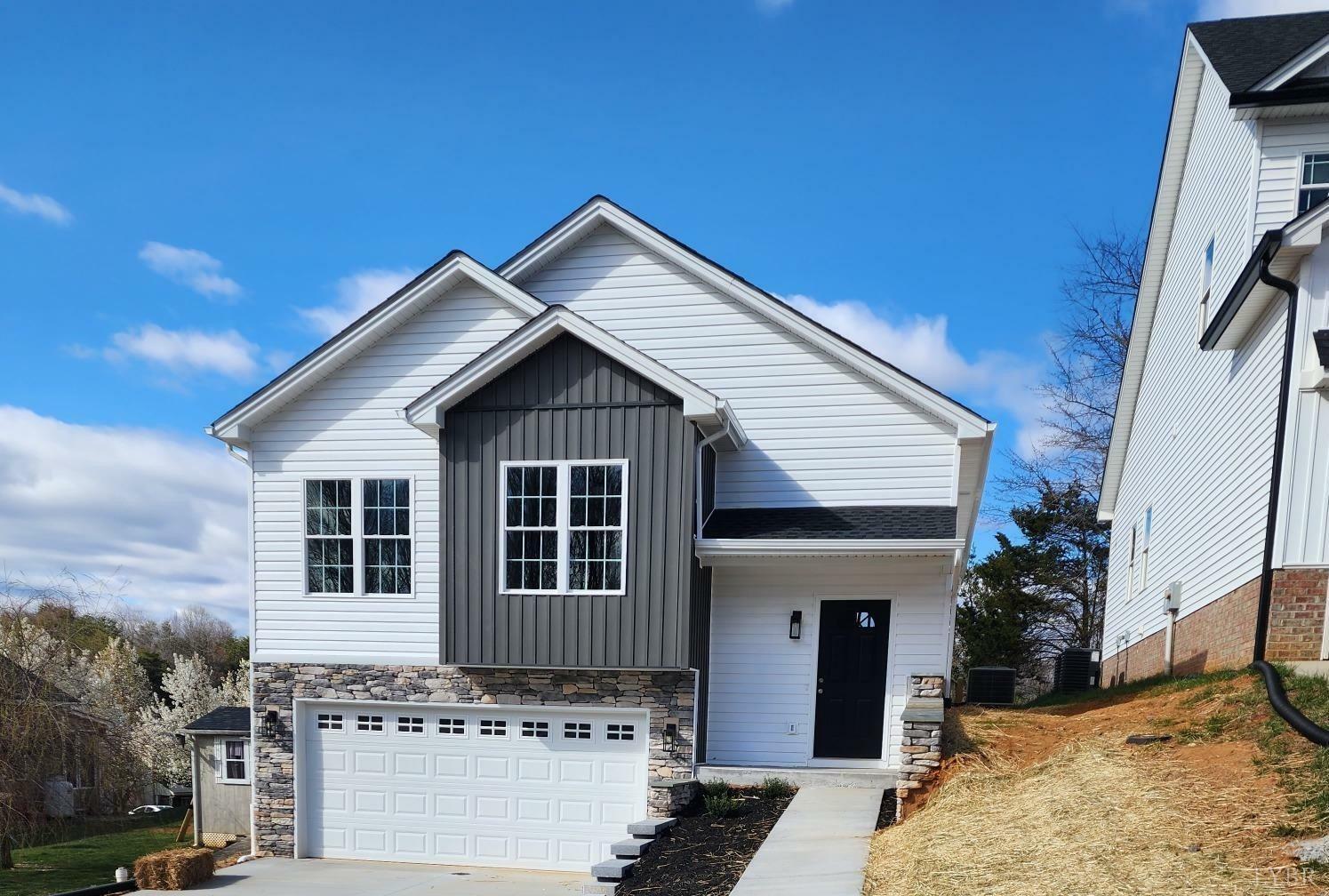 Property Photo: 1104 Emerald Crest Drive VA 24523