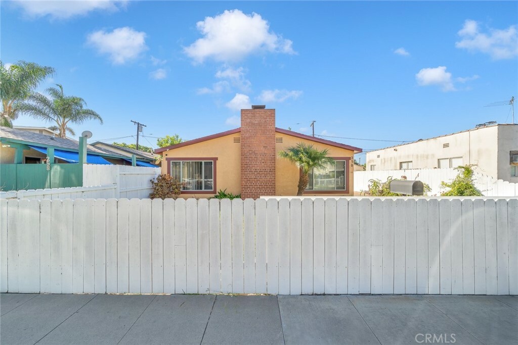 Property Photo:  250 E Morningside Street  CA 90805 