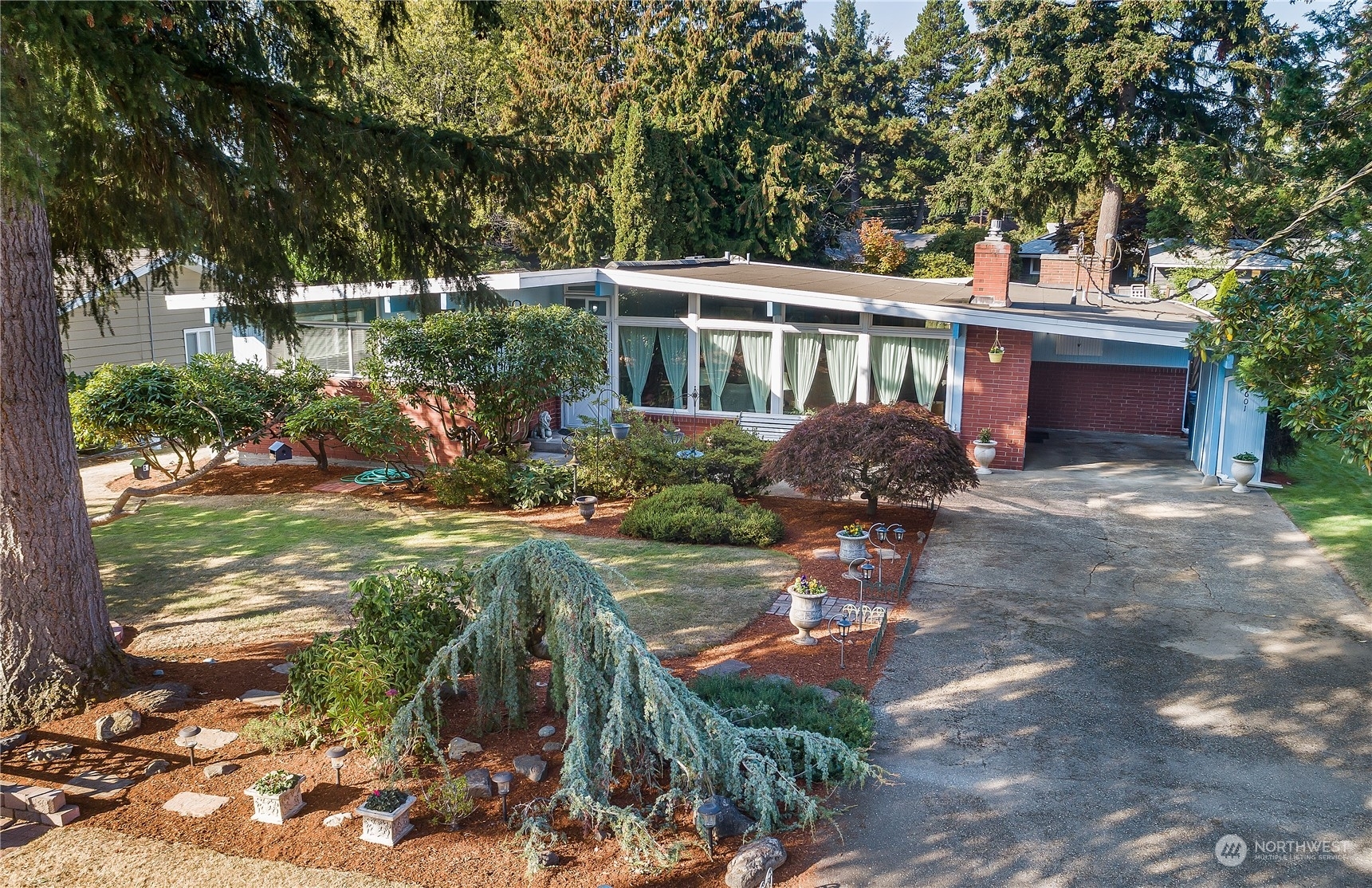 Property Photo:  8601 Madrona Lane  WA 98026 