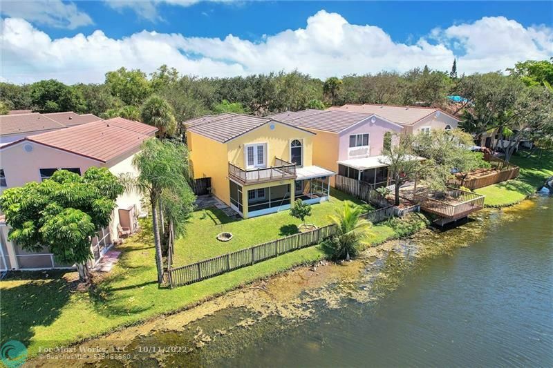 Property Photo: 9871 Fairway Cove Ln FL 33324