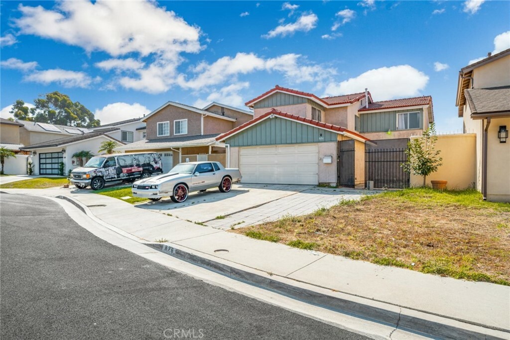 Property Photo:  826 E Sandpoint Court  CA 90746 