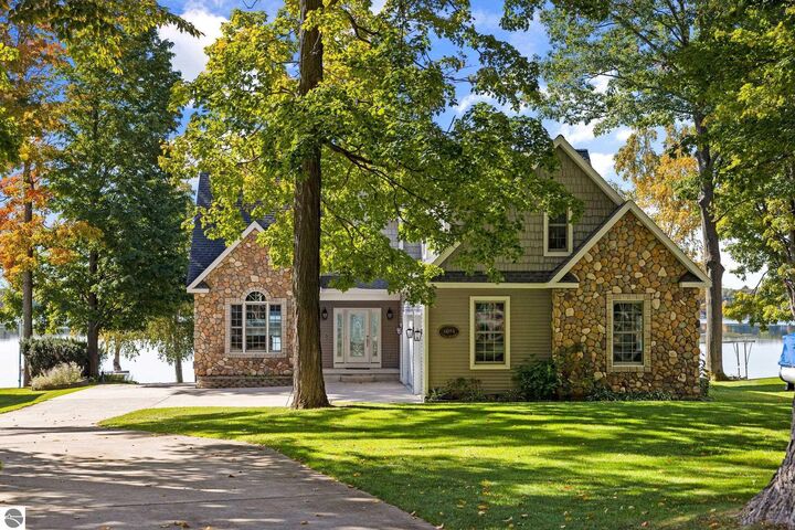 4094 Peninsular Shores  Traverse City MI 49637 photo