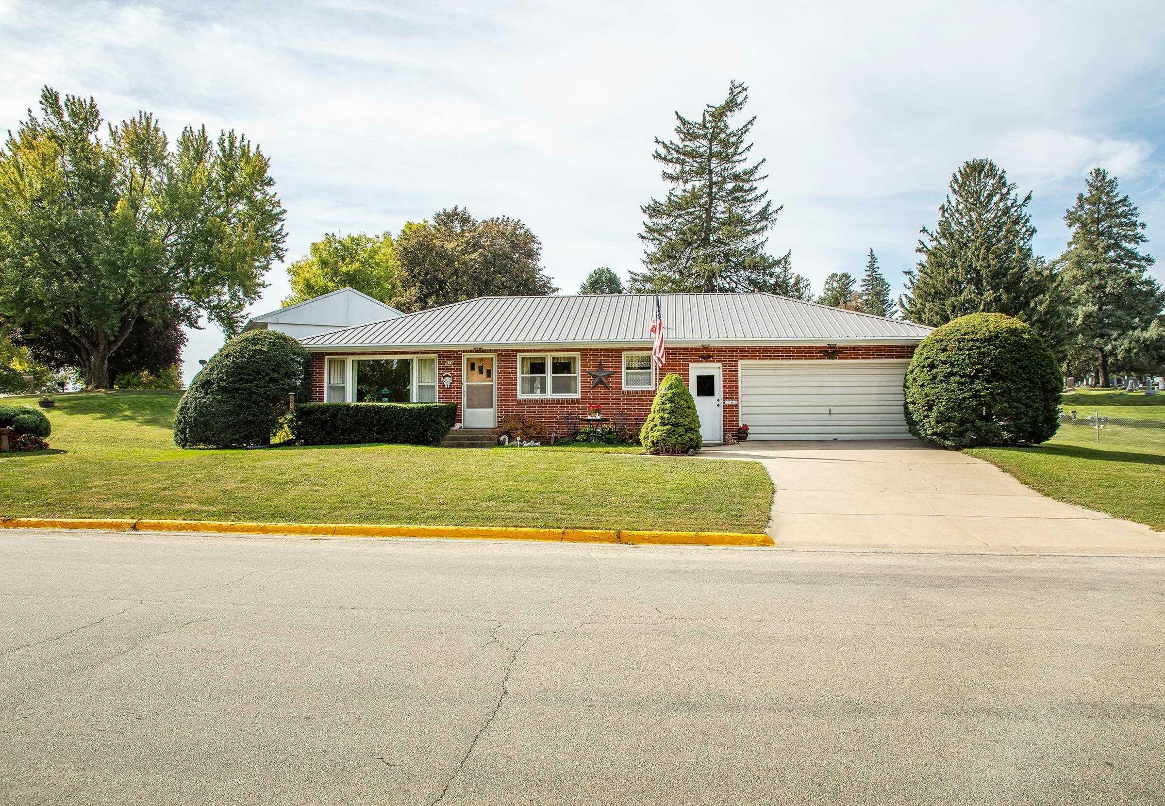 Property Photo:  910 1st St SE  IA 50677 