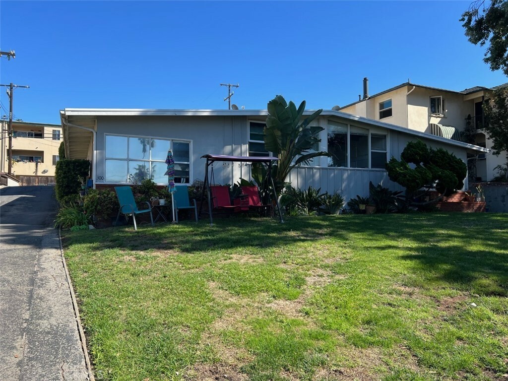 Property Photo:  300 Calle Miramar  CA 90277 