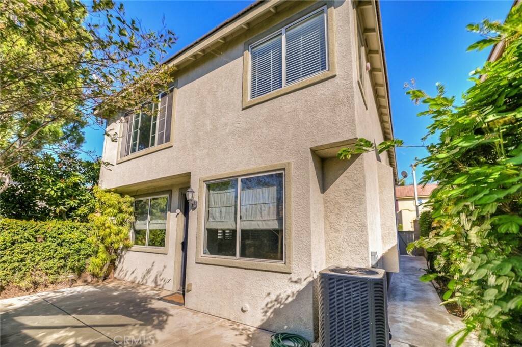 Property Photo:  621 Sepulveda Place  CA 92870 