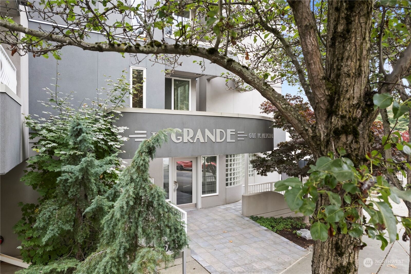 Property Photo: 601 W Mercer Place 401 WA 98119